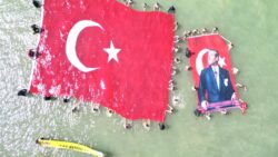 19 Mayıs coşkusu denize taştı: 138 metrekarelik Türk bayrağı açıldı