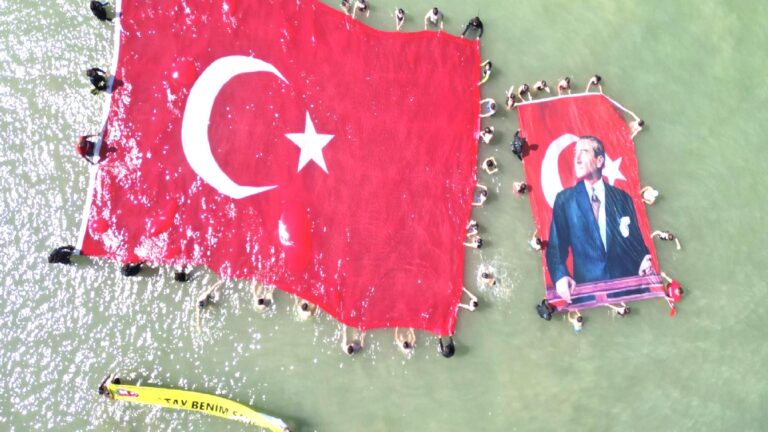 19 Mayıs coşkusu denize taştı: 138 metrekarelik Türk bayrağı açıldı