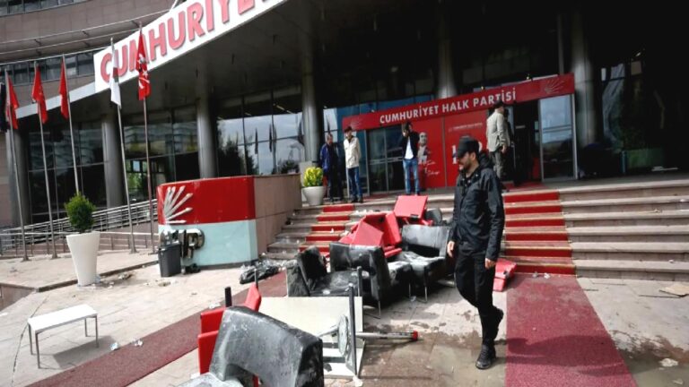Başsavcılık’tan CHP soruşturması: Meclis yürüyüşü ile CHP önünde bir kadının üzerine araba süren kişiye de soruşturma