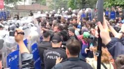 Bilgi Üniversitesi önünde öğrenci eylemi: Polis eyleme müdahale etti