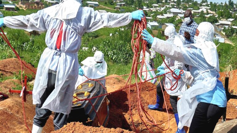 Bulaşılık komplo teorilerii Ebola salgınıyla mücadeleyi zorlaştırıyor: Ölü sayısı 264’e yükseldi