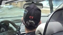 Cem Yılmaz garajını genişletti: Yeni spor otomobili ve ‘CY’ logolu şapkasıyla Nişantaşı’nda