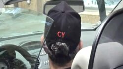 Cem Yılmaz yeni spor otomobili ve ‘CY’ logolu şapkasıyla Nişantaşı’nda görüntülendi