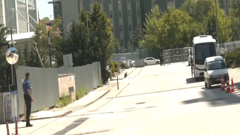 CHP Genel Merkezi’nin önündeki 9 Eylül Caddesi polis tarafından yaya ve araç trafiğine kapatıldı