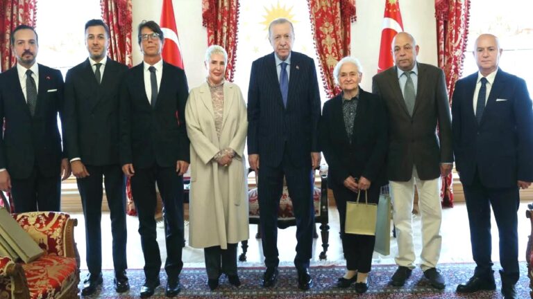 Cumhurbaşkanı Erdoğan, 1960 darbesi ardından idam edilen siyasilerin aileleriyle bir araya geldi