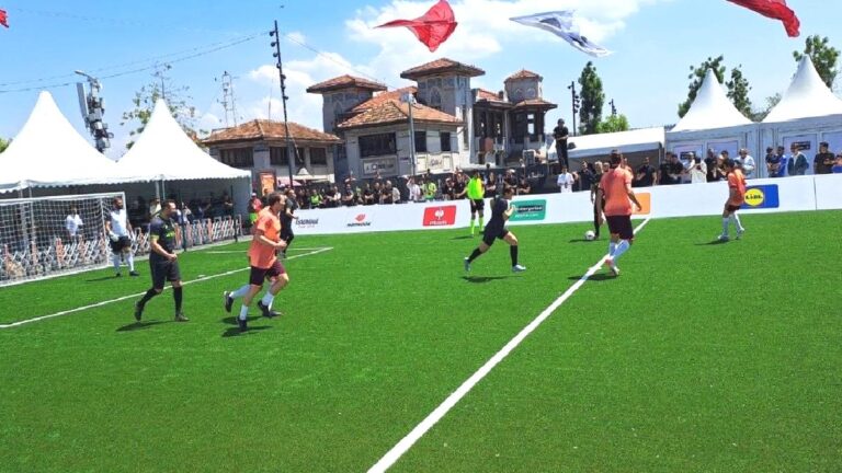 Eski yıldızlar efsaneler maçında karşı karşıya geldi!