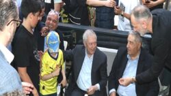 Fenerbahçe Kulübü Başkan Adayı Aziz Yıldırım taraftarlarla fotoğraf çektirdi