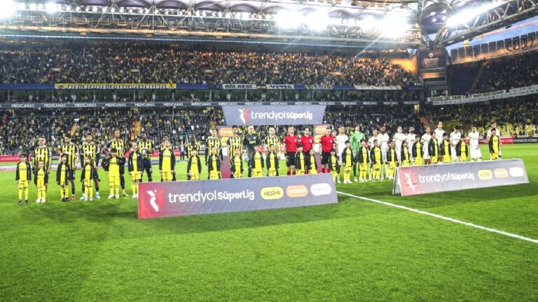 Fenerbahçeli oyunculara Kadıköy’de ıslıklı protesto!
