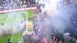 Fransa’da olaylı maç; taraftarlar sahayı bastı, meşaleler yağdı