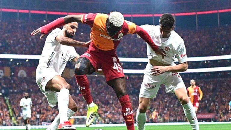 Galatasaray-Hesap.com Antalyaspor maçında penaltı kararı! İşte o pozisyon