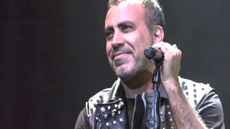 Haluk Levent konser sırasında rahatsızlandı