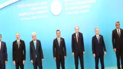 KKTC Cumhurbaşkanı Erhürman, Türk Devletleri Teşkilatı Zirvesi’nin aile fotoğrafında yer aldı; Erdoğan’dan Hürmüz vurgusu