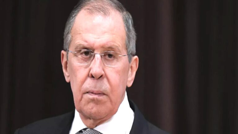 Lavrov: Batı, Rus petrolü almak isteyen ülkelere baskı uyguluyor