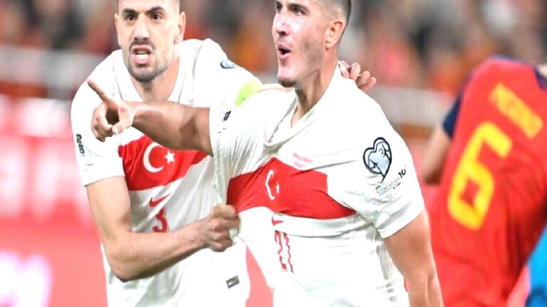 Milli futbolcumuz Deniz Gül şampiyonluk kutlamalarına Türk bayrağıyla çıktı!