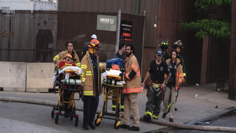 New York’taki tersanede yangın ve patlama: 16 yaralı