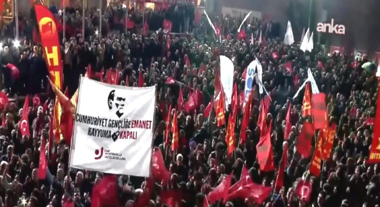 Özel, CHP Genel Merkezi önüne gelen partililere sesleniyor