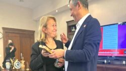 Özgür Özel, genel başkanlık mührünü CHP’li Süreyya Öneş Derici’ye emanet etti