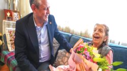 Özgür Özel’den ilkokul öğretmenine Anneler Günü ziyareti
