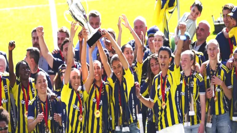 Şampiyon Fenerbahçe ArsaVev, kupasını kavuştu