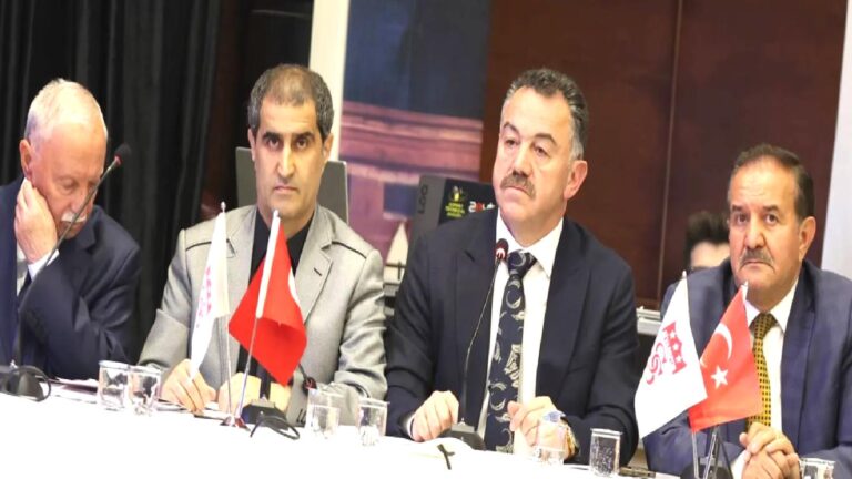 Sivasspor yönetimi, aday çıkmayınca divanda kaldı