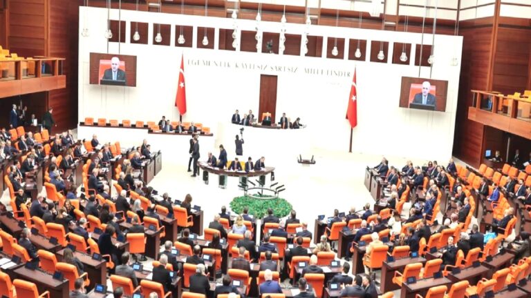 TBMM’de ‘basın özgürlüğü’ tartışması: DEM Parti’nin araştırma önergesi AKP ve MHP oylarıyla reddedildi