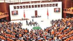 TBMM’de tansiyon yükseldi: Kumpas davaları ve ‘devlet koruması altındaki çocuklar’ önergeleri AKP-MHP oylarıyla reddedildi