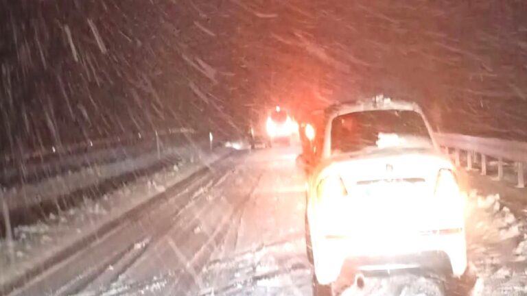 Yoğun kar yağışı nedeniyle 3 devlet yolu tır ve çekicilere kapatıldı, yolda kalanlar var