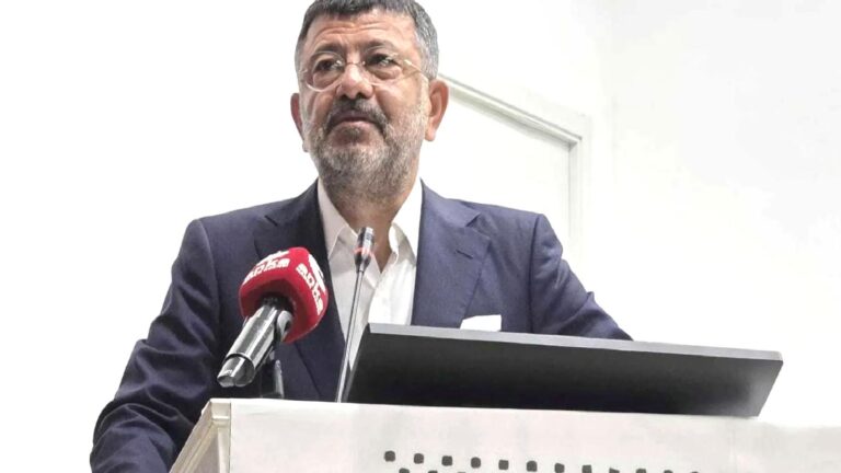 Atatürkçü Düşünce Derneği’nin konferansında konuşan Veli Ağbaba: Tek suçum Özgür Özel’in yol arkadaşı olmak; boynumu veririm, boyun eğmem