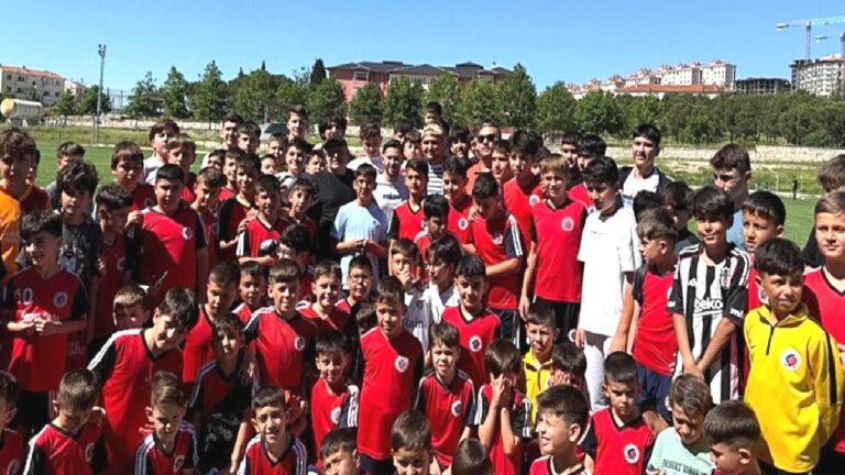 Cengiz Ünder memleketi Balıkesir’de genç sporcularla buluştu