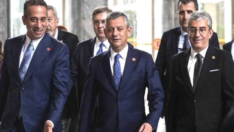 CHP’de gözler yarına çevrildi: Özel’e yakın isimler olağanüstü kurultay için yaklaşık bin delegenin imzasını sunacak
