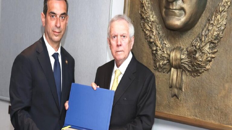 Fenerbahçe Başkanı Aziz Yıldırım ve yönetim kurulu üyeleri mazbatalarını aldı