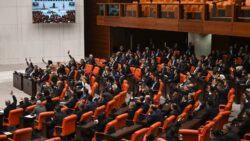 Gözler Meclis’te: Üniversiteden atılanlara af yolda, “adli takipteki çocuk” tanımı geliyor