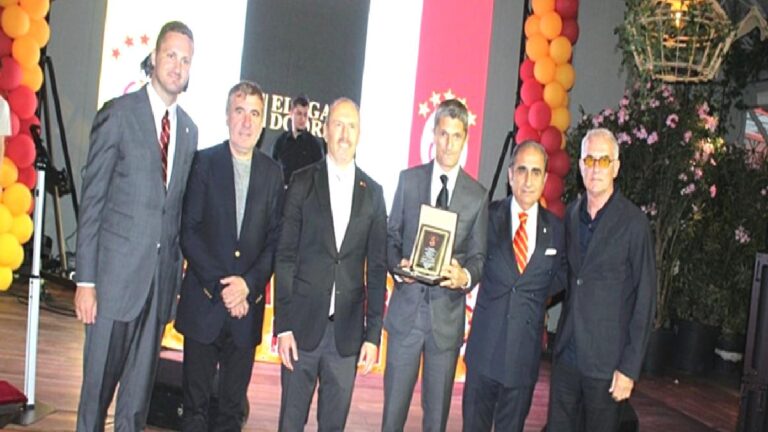 Hagi ve Razvan Lucescu kutlamalarda