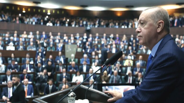 Halk TV yazarı Mehmet Tezkan: AKP’liler, çalışmaktan değil, evde oturmaktan yorgun!