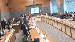 Öğretmen gözaltılarına tepki gösteren muhalefet vekilleri ve iki eğitim sendikası, TBMM Okullarda Şiddeti Araştırma Komisyonu’nu terk etti