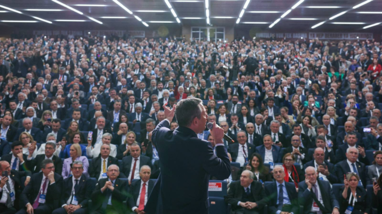 Özgür Özel delegelere çağrı yapmıştı; olağanüstü kurultay için yeterli imza toplandı!