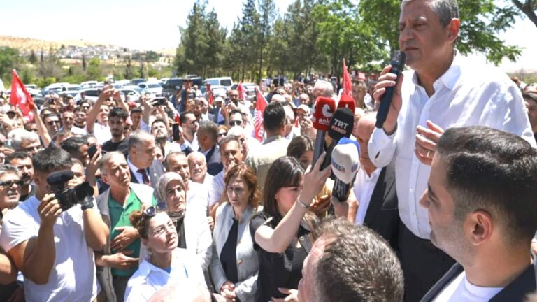 Özgür Özel: Eğer Ekrem Başkan Cumhurbaşkanı olabilirse Ekrem Başkanım, Mansur Başkan Cumhurbaşkanınız olursa Mansur Başkanım, kimi cumhurbaşkanı yaparsak saraylar milletin olacak