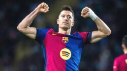 Robert Lewandowski imzayı atıyor