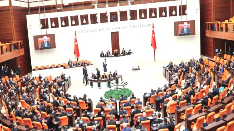 TBMM’de “Mutlak Butlan” tartışması: CHP, AKP’yi sıralara vurarak protesto etti
