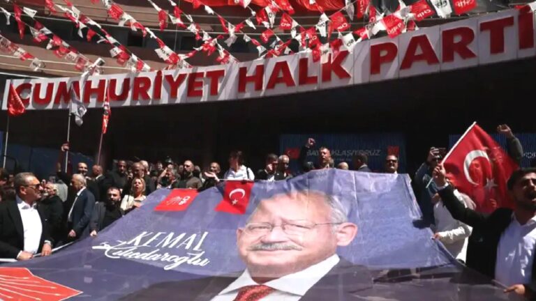 Tez-Koop-İş’ten CHP yönetimindeki işten çıkarmalara ‘Kod 48’ tepkisi: Kayyımın ilk icraatı emek düşmanlığı oldu