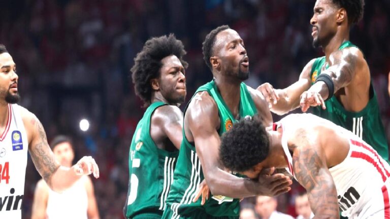 Yunanistan’da şampiyon Olympiakos! Maç sonu yumruklu kavga