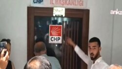 CHP Osmaniye’de kapı krizi: Yeni yönetim il binasına çilingirle girdi