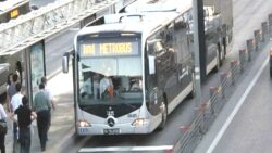 Metrobüse 15 Temmuz düzenlemesi: Bazı duraklar hizmet vermeyecek, Fatih Sultan Mehmet Köprüsü’nü kullanacak