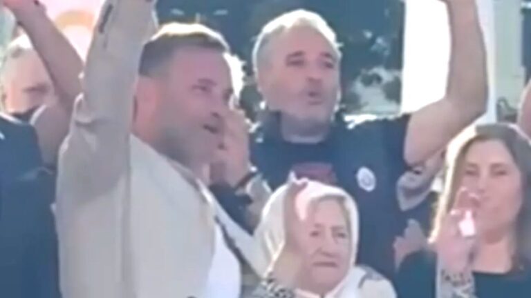 Okan Buruk ve annesi Zehra Buruk’tan Galatasaraylı taraftarlara üçlü!