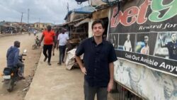 ‘Annemi aşığıymış gibi dolandıran kişiyle yüzleşmek için kıtalar aştım’