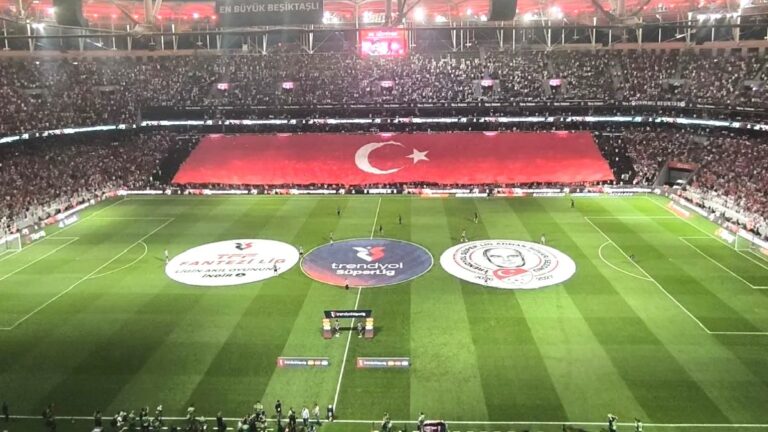 Beşiktaş tribünlerinde 30 Ağustos coşkusu