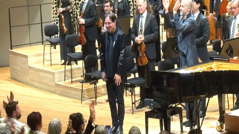 Dünyaca ünlü piyanist ve besteci Fazıl Say, Elbphilharmonie konser salonunda “Anadolu’nun sessizliği” ile büyüledi