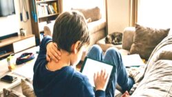 Ekran başında büyüyen çocuklarda “boyun” alarmı: Telefon ve tablet kullanımı erken yaşta ağrıları artırıyor