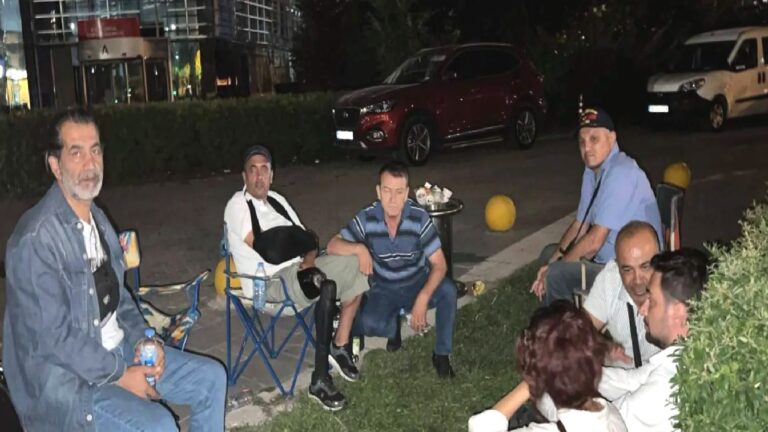 Er şehit aileleri ve er gazileri eylemlerinin 39’uncu gecesini Aile ve Sosyal Hizmetler Bakanlığı önünde geçiriyor