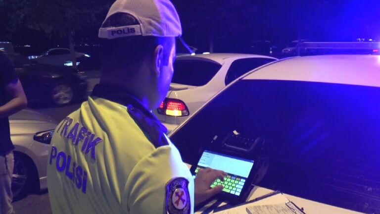 Erzurum’da 3 kişinin yaralandığı trafik kazasında sürücülerden biri diğer sürücüyü darp etti: 180 bin lira ceza kesildi